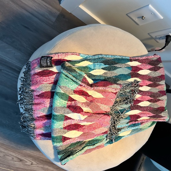 Gorgeous Tolani scarves - Picture 3 of 4